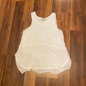 Loft tank with eyelet back.